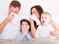 Ein starkes Immunsystem schützt das ganze Jahr vor Krankheiten und lässt einen Menschen die Erkältungssaison gut überstehen.